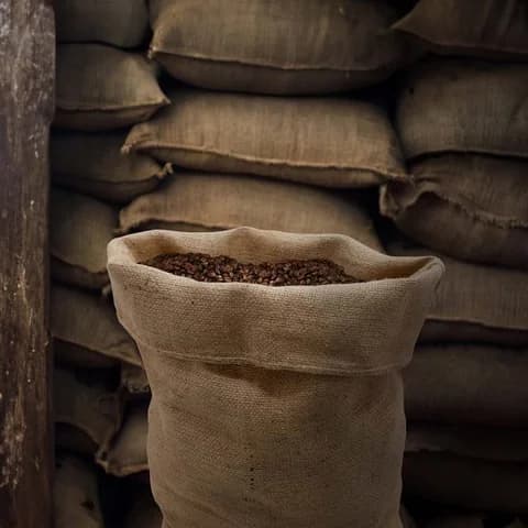 Sacos de café verde de diferentes regiones productoras